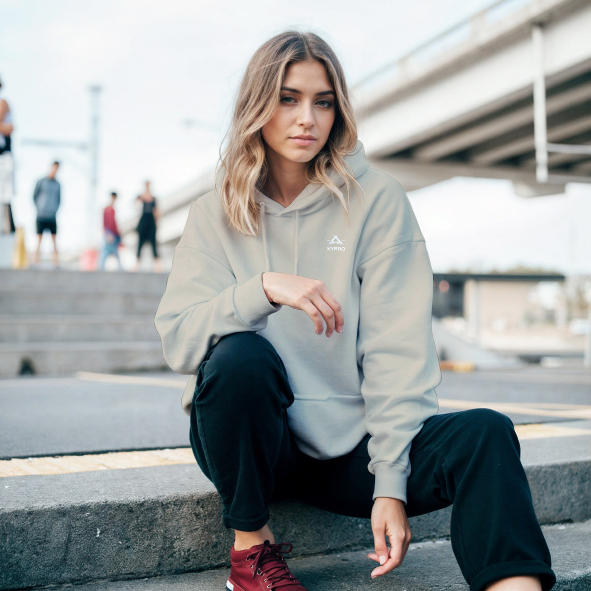 sweat a capuche KYYBRO - logo blanc KYBRO